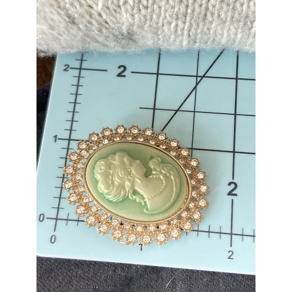 Vintage Style Green Cameo Brooch Gold‎ Tone Rhinestone Halo Portrait Romantic